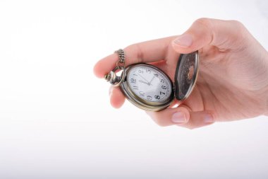 Elimde eski moda bir cep saati var.