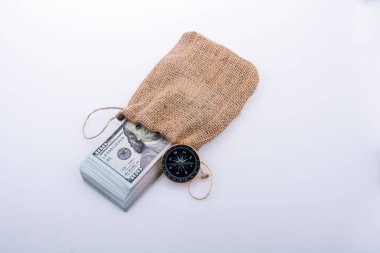 Pusula ve bizden bir çuval beyaz bir arka plan üzerinde dollarin paket