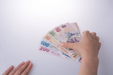 Turksh Lirası banknotlar beyaz arka plan üzerinde tutan el