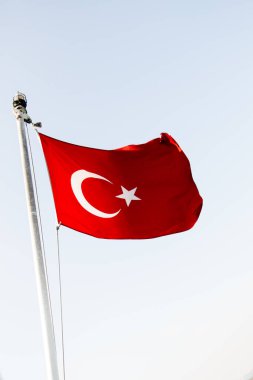 Türk ulusal bayrağı açık havada bir direğe asılı