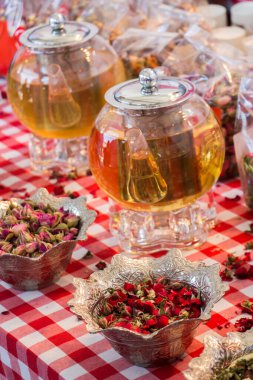 Cam çaydanlıkta bitki çayı.