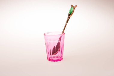 Kırmızı renk desenleri ile bardak içme