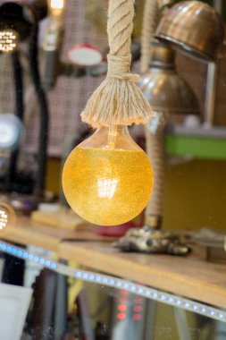 Dekoratif stil filament ampulleri görünürde