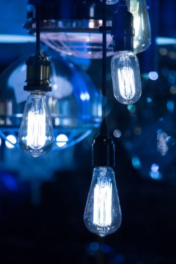 Dekoratif antika edison tarzı iplik ampulleri asılıydı.