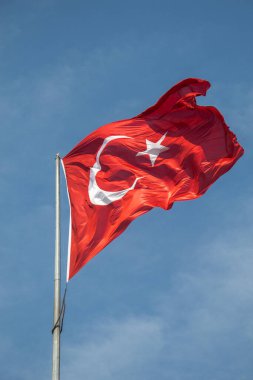 Türk ulusal bayrağı açık havada bir direğe asılı