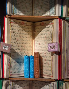 İslam kutsal kitabı Kur'an market raf