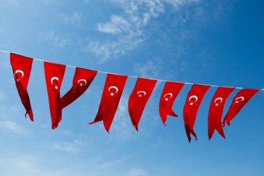 Türk ulusal bayrağı açık havada iple sallanıyor