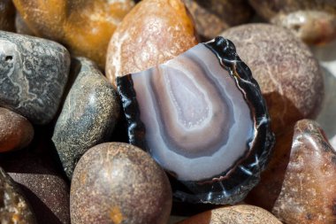 Belli bir tipte doğal mineral değerli taşlar.