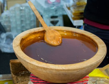 Sıvı halde taze doğal sarı bal.