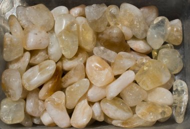 Mineral kaya jeodu olarak taştan taşlarla oynanmış.