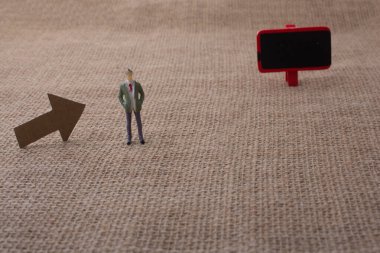 Heykelcik adam Hakları Kurulu ayakta