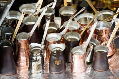 Geleneksel şekilde metalden yapılmış Türk kahve demlikleri