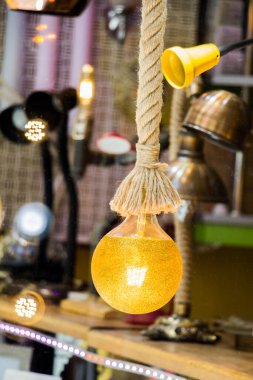 Dekoratif antika edison tarzı iplik ampulleri asılıydı.