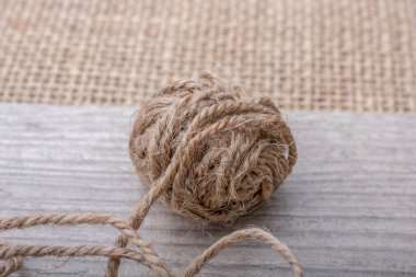 Kahverengi renk keten dize rulo gri arka plan üzerinde