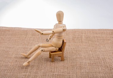 Görünümde küçük adam heykelcik ağaçtan