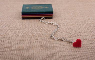 Zincirli kalbe iliştirilmiş küçük boy kitaplar.