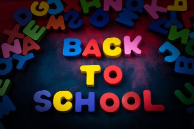 Geri okul ve renkli alfabesi harfleri