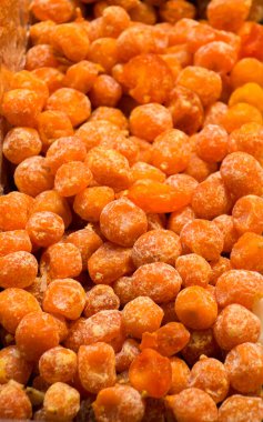 Pazar yerinde satılan kuru meyveler.