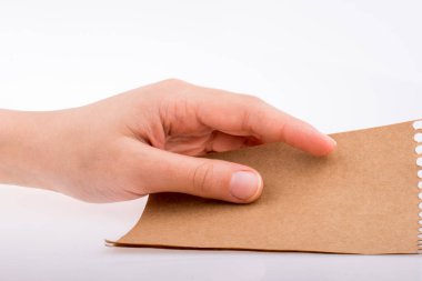 Beyaz arka planda bir sayfa kağıt tutarken