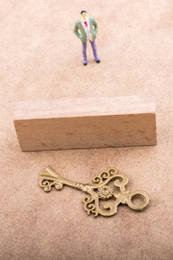Retro tarz anahtar arkasında heykelcik duran