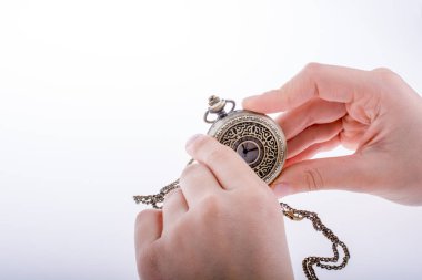 Elimde eski moda bir cep saati var.