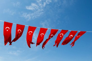 Türk ulusal bayrağı açık havada iple sallanıyor