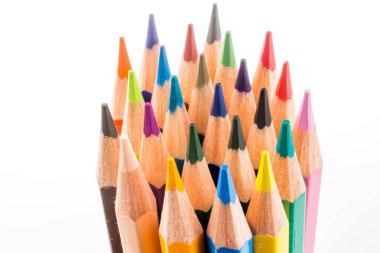 Beyaz arkaplanda çeşitli renk kalemleri