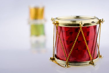 Beyaz bir arka plan üzerinde küçük renkli oyuncak davul