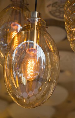Dekoratif antika edison tarzı iplik ampulleri asılıydı.