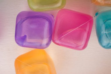 Kahverengi arka planda sahte renkli buz küpleri