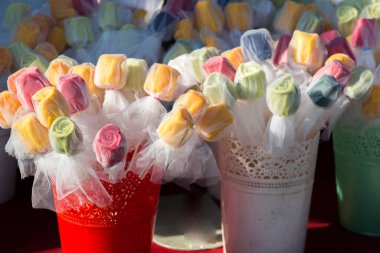 Barlar gül şeklinde renkli çorba topluluğu