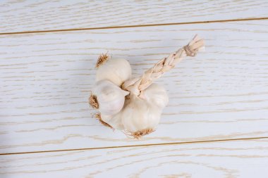 Ahşap dokusu üzerinde yerleştirilen sarımsak karanfil