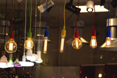 Dekoratif antika edison tarzı iplik ampulleri asılıydı.