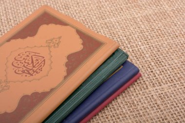 Küçük kitap tuval zemin üzerine yerleştirilir