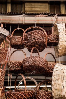 Boş sepetler bir pazar yerinde satılıktır.