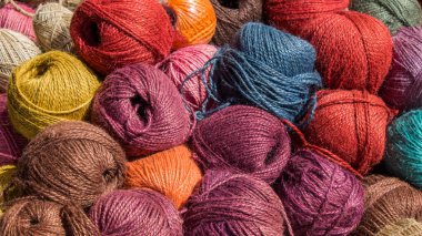 Renkli iplik dizisi ya da ruloları