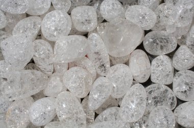 Doğal mineral kaya numunesi olarak kristalize kuvars (taş-kristal) değerli taş