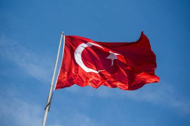 Türk ulusal bayrağı açık havada bir direğe asılı