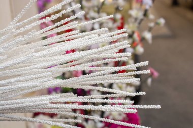 Plastik gerçek olmayan sahte çiçekler Renkli çiçekler