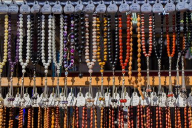 Çeşitli renkte tespih seti