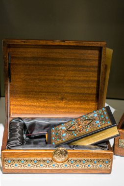 Süslü ve kutulu kutsal Kur 'an.