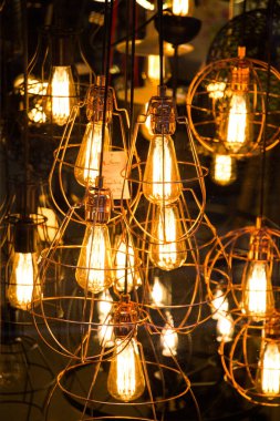 Dekoratif antika edison tarzı iplik ampulleri asılıydı.