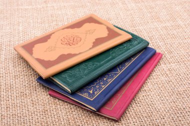 Küçük kitap tuval zemin üzerine yerleştirilir