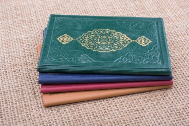 Küçük kitap tuval zemin üzerine yerleştirilir