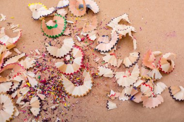 Kahverengi arka planda renkli kalem talaşları