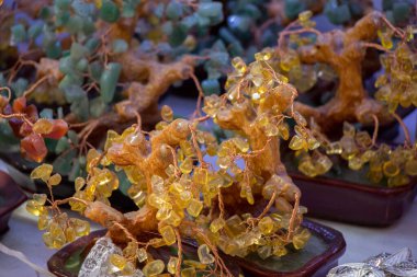 Belli bir tipte doğal mineral değerli taşlar.