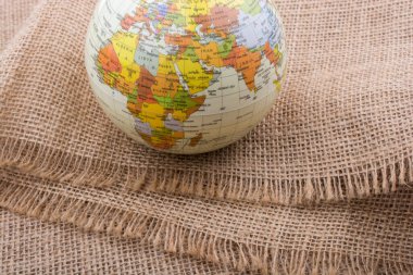 Küre tuval arkaplanına yerleştirilir