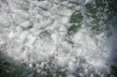 Su yüzeyi köpüklü ve köpüklü bir arka plan olarak