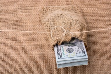 Banknot paket bizden dollarin bir tuval üzerine bir çuval