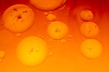 Suyun üzerindeki renkli su kabarcıkları çekyat alanı gibi.